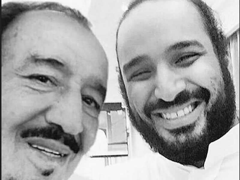 سيلفي تجمع ولي العهد والملك سلمان... والمغردون يصفونها بـ "أفخم سيلفي"